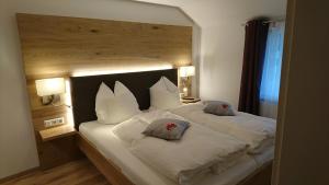 Postel nebo postele na pokoji v ubytování Traumhafte Ferienwohnung mit Pool + 22 fotografií