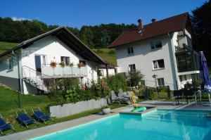 Bazén v ubytování Traumhafte Ferienwohnung mit Pool nebo v jeho okolí