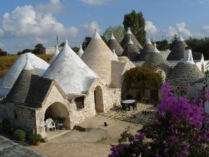 een groot gebouw met koepeldaken met een tafel bij Agriturismo Zizzi in Ceglie Messapica