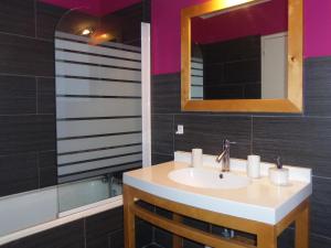 コンカルノーにあるTy Lireuのバスルーム(洗面台、鏡付)