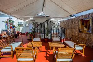 A seating area at Nuevo Suizo
