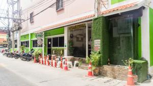 un edificio con conos naranjas frente a una tienda en DJ House ดีเจ เฮ้าท์ป่าตอง en Patong