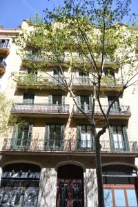 バルセロナにあるEnjoy Apartments Borrellの木が目の前に広がるアパートメント