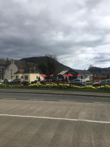 Blick auf eine Straße mit einem Gebäude und einer Straße in der Unterkunft 1 Lochness Rooms&Hostel in Drumnadrochit