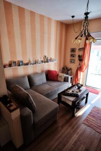 ein Wohnzimmer mit einem Sofa und einem Couchtisch in der Unterkunft Ioanna Studio in Peraia