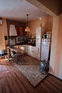 eine Küche mit einem Tisch und einem Kühlschrank in der Unterkunft Ioanna Studio in Peraia
