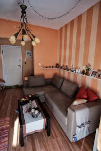 ein Wohnzimmer mit einem Sofa und einem Tisch in der Unterkunft Ioanna Studio in Peraia