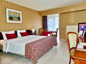 Postel nebo postele na pokoji v ubytování Golden Tulip Hotel de’ Medici
