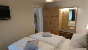 Postel nebo postele na pokoji v ubytování Traumhafte Ferienwohnung mit Pool