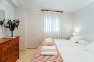 1 dormitorio blanco con 1 cama grande y vestidor en One & Lux- Lagar, en Sevilla