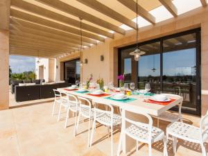 ein Esszimmer mit einem weißen Tisch und Stühlen in der Unterkunft Villa Can Paulo in Santanyi