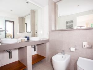 ein Badezimmer mit zwei Waschbecken und einer Toilette in der Unterkunft Villa Can Paulo in Santanyi