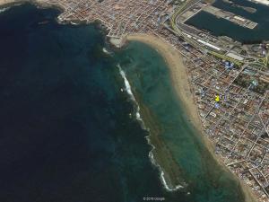 ラスパルマス・デ・グランカナリアにあるVV Canteras Sol y Playaの海岸と海の空中を望む