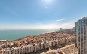 eine Luftansicht auf eine Stadt und das Meer in der Unterkunft Apartment Pearl of Arcadia in Odessa