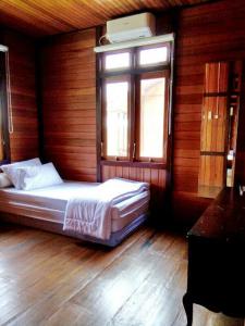 Tempat tidur dalam kamar di APM Equestrian Resort