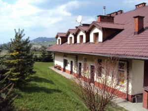 シュツァブニツァにあるApartament EPI Szczawnicaの赤屋根の家