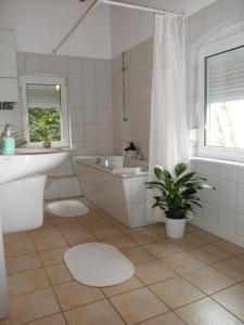 Koupelna v ubytování Apartment-Ferienwohnung Dresden-Briesnitz