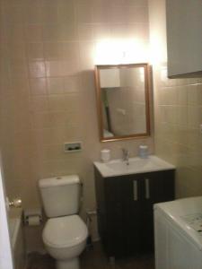 ラ・カラ・デ・ミハスにあるR39 Comfortable studio Alcantaraのバスルーム(トイレ、洗面台、鏡付)