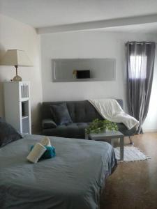 ラ・カラ・デ・ミハスにあるR39 Comfortable studio Alcantaraのリビングルーム(ベッド1台、ソファ付)