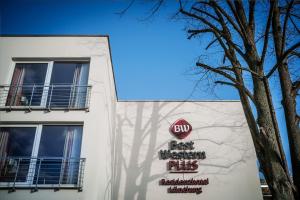 un edificio con una señal de parada roja en el costado. en Best Western Plus Residenzhotel Lüneburg, en Lüneburg