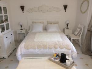 Katil atau katil-katil dalam bilik di Villa Oïa +41 gambar