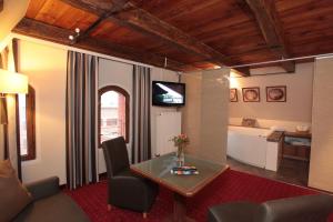 TV a/nebo společenská místnost v ubytování Romantik Hotel Scheelehof Stralsund