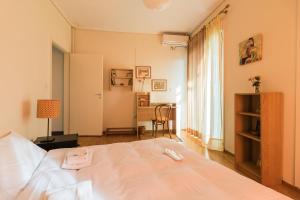 Krevet ili kreveti u jedinici u okviru objekta Two-Bedroom Apartment -Kallirrois Athens