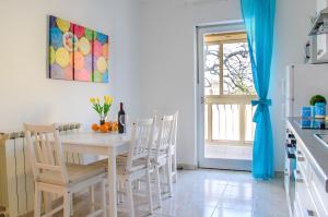 cocina con mesa blanca, sillas y nevera en Apartment Family Time, en Umag