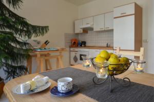 una cocina con una mesa con un bol de fruta. en Ferienwohnung Hilbrecht en Arnstadt