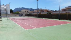 Tenis a/nebo squash v ubytování Jardines de Denia III El Conserje nebo okolí