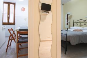リオマッジョーレにあるGramsci 31のベッドルーム1室(ベッド1台、テーブル、椅子付)
