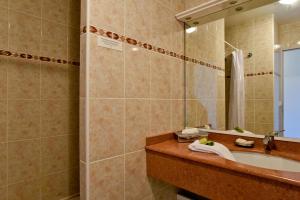 Koupelna v ubytování Logis Hôtel Baratxartea + 37 fotografií