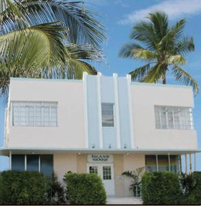 邁阿密海灘的住宿－南海灘島嶼之家酒店，一座白色的建筑,后面有棕榈树