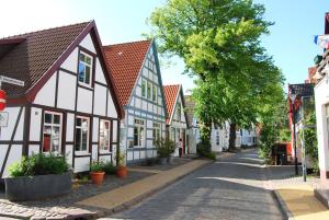 a street in a town with white and blue houses at Ferienwohnung am Meer in Markgrafenheide