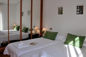 Una cama o camas en una habitación de New Point Madrid Apartments