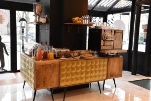- une cuisine avec une table et de la nourriture dans l'établissement Hôtel Tilde, à Paris