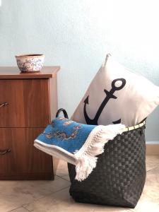 uma almofada num cesto ao lado de um armário em Casa Natali em Durrës