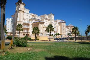 ein großes Gebäude mit Palmen davor in der Unterkunft Atlántico by HOMA in Isla del Moral