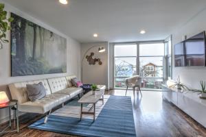 uma sala de estar com um sofá e uma mesa em Central Modern Home with Rooftop em Seattle