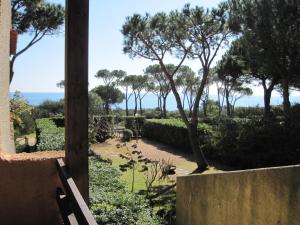 a view of a garden with trees and bushes at Villetta Vista Mare Calaverde IUN Q0265 in Santa Margherita di Pula