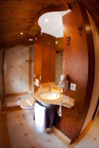 y baño con lavabo y aseo. en Logis Hotels - Hôtel - Restaurant - Bar - Le Sapin Fleuri, en Bourg dʼOueil