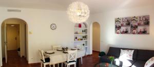 un salon avec une table et un lustre dans l'établissement Sitges Apartment, à Sitges 21 autres photos