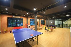 Stolní tenis v ubytování Tuk Tuk Hostel nebo okolí