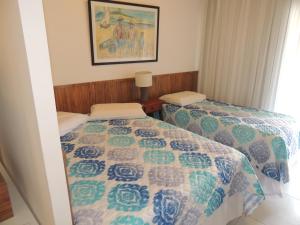 1 dormitorio con 2 camas y una foto en la pared en Solar Água Pipa - Apto. 279, en Pipa