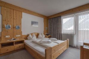 Un pat sau paturi într-o cameră la Tauferberg