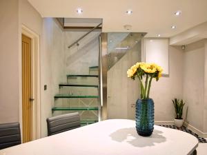 ロンドンにあるThe Norfolk Townhouse - Stunning 5BDR Homeの黄花の花瓶