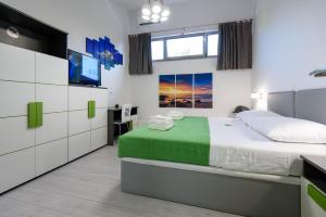 Un dormitorio con una cama, un escritorio y un televisor. en Apartments Mali Stradun, en Dubrovnik 32 fotos más