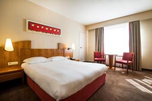 
Een bed of bedden in een kamer bij Astoria Hotel Antwerp
