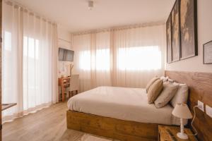 特雷維索的住宿－Lullaby B&B，一间卧室设有一张大床和一个窗户。