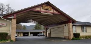un edificio con garaje y aparcamiento en Mountain View Inn Yreka CA, en Yreka